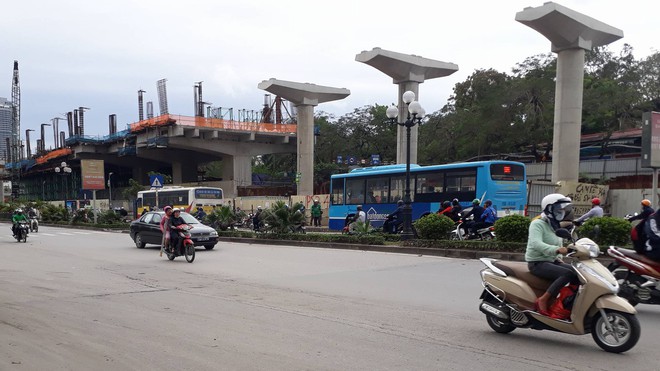 H&agrave; Nội: Tiếp tục b&oacute;p hẹp đường Kim M&atilde; v&agrave; điều chỉnh một số tuyến xe bu&yacute;t phục vụ x&acirc;y dựng nh&agrave; ga đường sắt tr&ecirc;n cao - Ảnh 2.