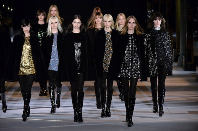 Nghỉ việc tầm 2 năm, NTK Hedi Slimane vẫn thắng kiện Saint Laurent 261 tỷ v&igrave; l&yacute; do h&atilde;ng trả lương chưa xứng đ&aacute;ng - Ảnh 2.