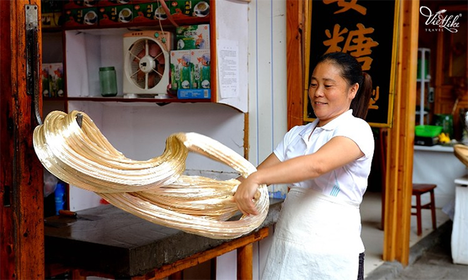 Đến Phượng Hoàng Cổ Trấn đừng chỉ mải mê chụp ảnh mà hãy thưởng thức trọn vẹn nền ẩm thực đặc sắc tại nơi đây - Ảnh 11.