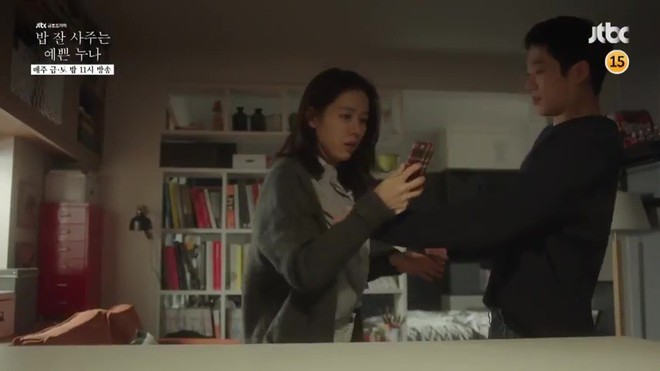 D&acirc;n t&igrave;nh đang n&aacute;o loạn: Mới tập 4, Chị đẹp Son Ye Jin v&agrave; trai trẻ đ&atilde; c&oacute; cảnh giường chiếu! - Ảnh 6.