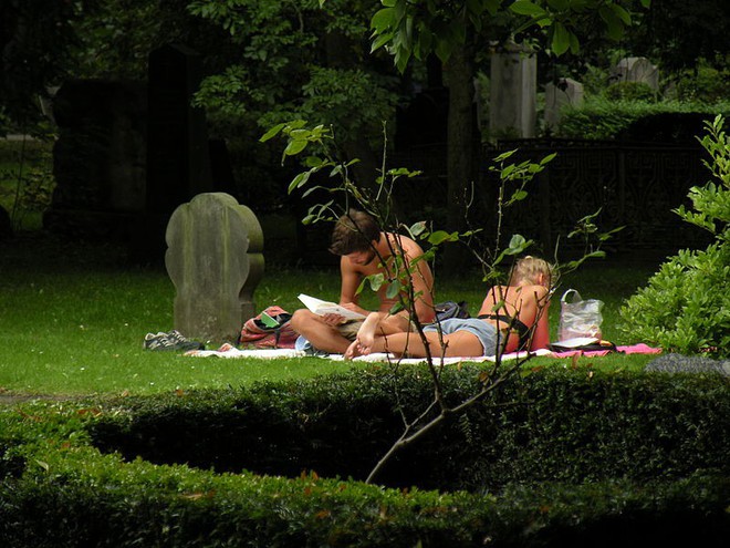 Dạo chơi trong nghĩa địa, tắm nắng cạnh bia mộ - Thói quen kỳ lạ đến kinh dị của người Đan Mạch - Ảnh 2.
