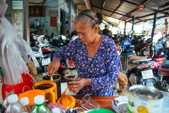 Chuyện chưa kể về bà Tám bán ca cao bánh mỳ độc nhất ở Sài Gòn: 30 năm nuôi chồng mù và 3 con thơ - Ảnh 8.