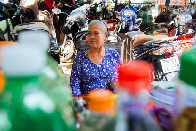 Chuyện chưa kể về bà Tám bán ca cao bánh mỳ độc nhất ở Sài Gòn: 30 năm nuôi chồng mù và 3 con thơ - Ảnh 7.