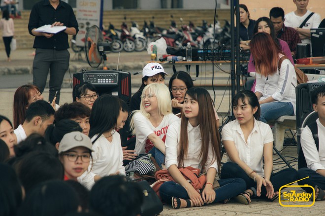 School Tour: Thiều Bảo Trâm hát hit Sơn Tùng M-TP, Lou Hoàng tiết lộ từng đi hát lót cho Karik khi mới vào nghề - Ảnh 4.