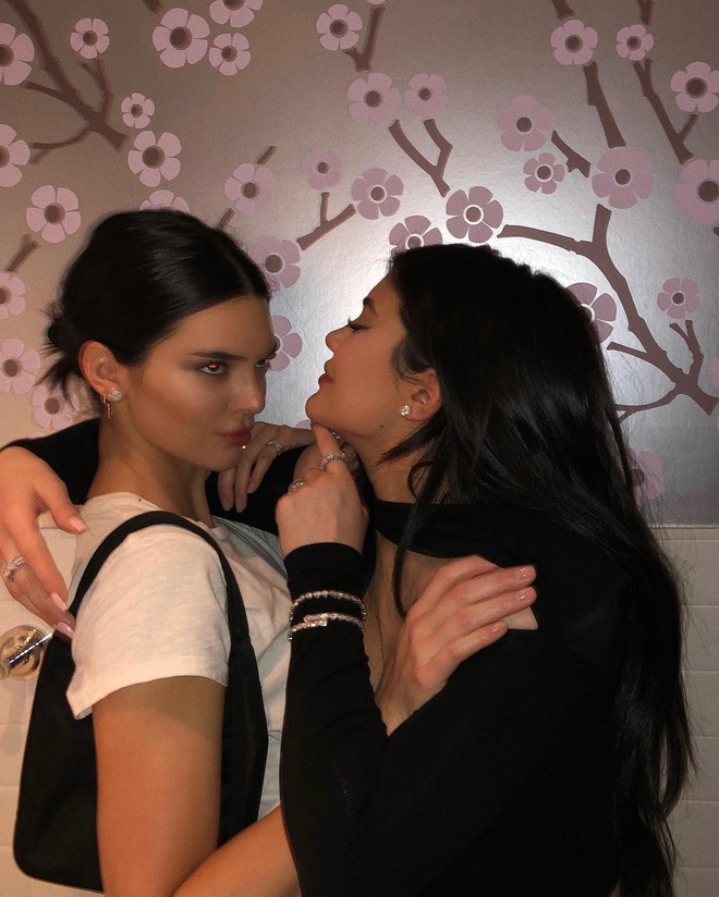 Kendall và Kylie - Cặp chị em tình thương mến thương với loạt khoảnh khắc đáng yêu nhất Instagram - Ảnh 8.