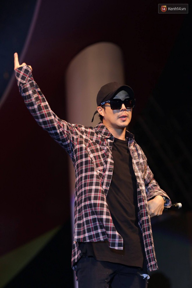 HOT: Haha của Running Man c&ugrave;ng hội bạn th&acirc;n nghệ sĩ bất ngờ đến thăm chợ đ&ecirc;m tại H&agrave; Nội - Ảnh 8.