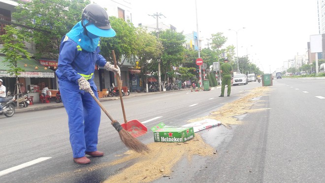 Đà Nẵng: Dầu nhớt tràn ra đường khiến 4 xe máy bị ngã, nhiều người bị thương - Ảnh 3.