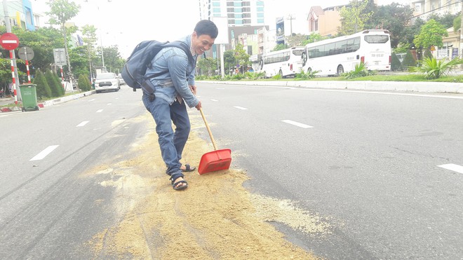 Đà Nẵng: Dầu nhớt tràn ra đường khiến 4 xe máy bị ngã, nhiều người bị thương - Ảnh 4.