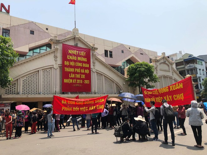 Tiểu thương chợ Đồng Xuân căng băng rôn phản đối vì nghe tin sẽ xây chợ thành trung tâm thương mại - Ảnh 1.