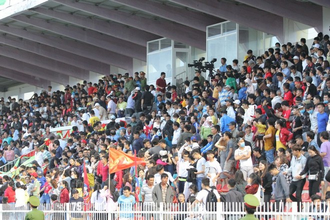 H&agrave;ng ng&agrave;n fan đất v&otilde; xem Viettel đấu B&igrave;nh Định ở Cup Quốc gia - Ảnh 10.