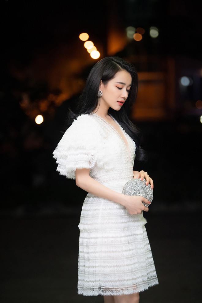 Im lặng giữa scandal tình cảm, Nhã Phương xuất hiện đẹp nổi bật với vai trò giám khảo cuộc thi làm phim - Ảnh 2.