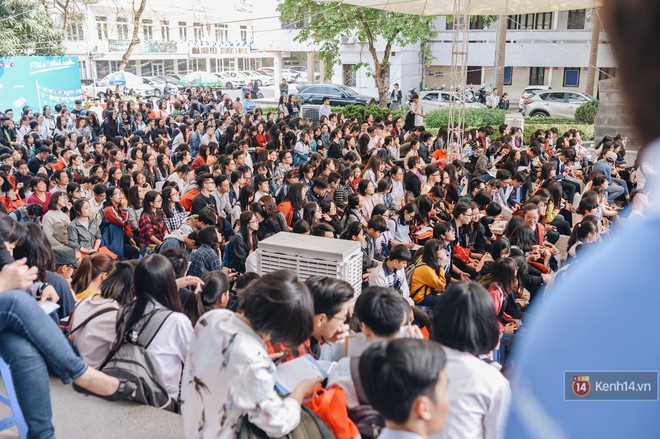 Học sinh lớp 12 hào hứng với ngày hội tuyển sinh 2018 của Đại học Ngoại Thương - Ảnh 2.