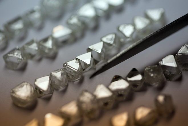 Khoa học nói: Chúng ta hoàn toàn có thể tạo ra kim cương chỉ với... lò vi sóng - Ảnh 2.