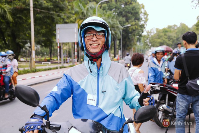 Hàng trăm tài xế tập trung ký tên lưu niệm và diễu hành khắp đường phố Sài Gòn trong ngày chia tay Uber - Ảnh 4.