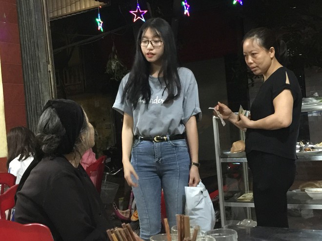 Cô gái xinh đẹp mua 20 lần ăn cơm cho cụ bà ăn xin nghèo ở Ninh Bình