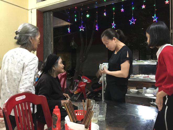 C&acirc;u chuyện nhỏ đ&aacute;ng y&ecirc;u: C&ocirc; g&aacute;i xinh đẹp mua 20 lần ăn cơm cho cụ b&agrave; ăn xin ngh&egrave;o ở Ninh B&igrave;nh - Ảnh 3.