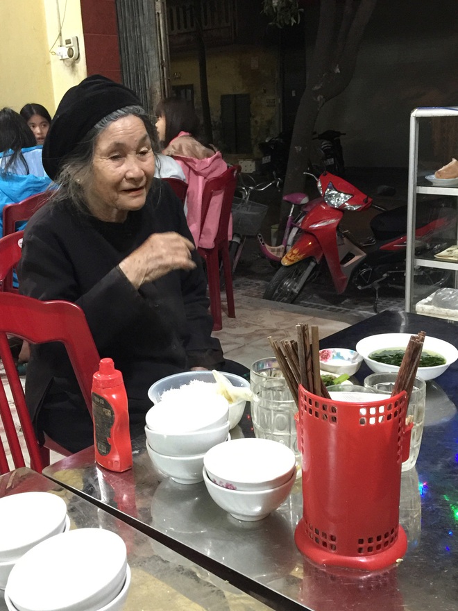 C&acirc;u chuyện nhỏ đ&aacute;ng y&ecirc;u: C&ocirc; g&aacute;i xinh đẹp mua 20 lần ăn cơm cho cụ b&agrave; ăn xin ngh&egrave;o ở Ninh B&igrave;nh - Ảnh 2.