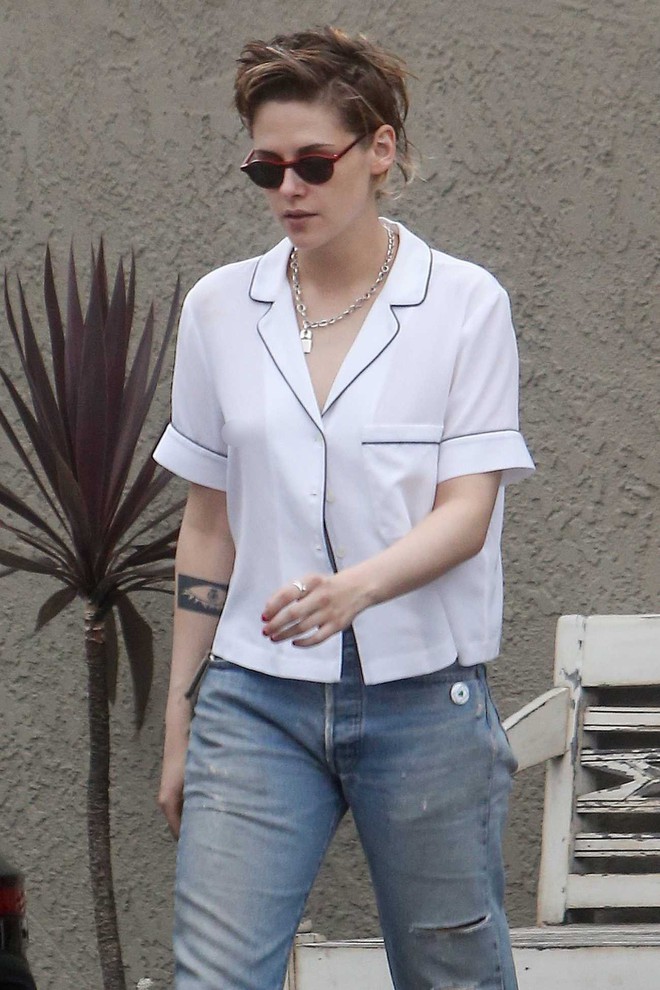 Kristen Stewart cùng người yêu đồng giới diện áo mát mẻ, thả rông vòng 1 trên phố - Ảnh 4.