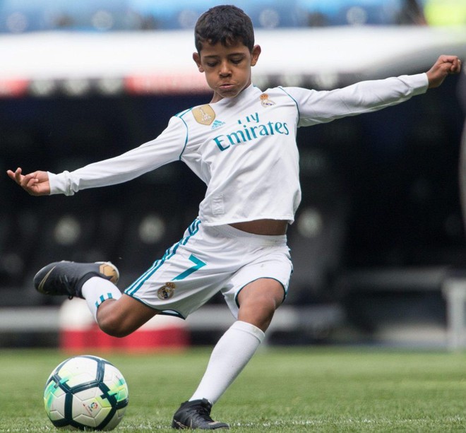 Con trai Ronaldo lần đầu khoác áo Real Madrid, thần thái y hệt bố - Ảnh 2.