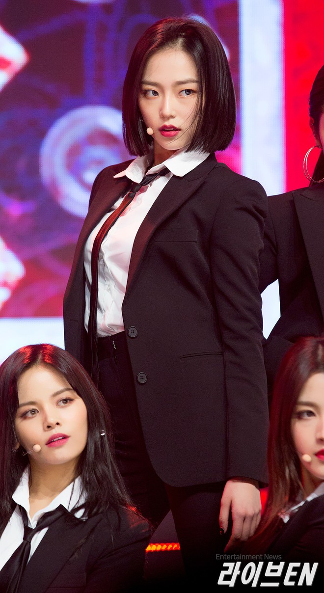 Khi girlgroup Kpop diện suit: Những so&aacute;i tỷ đốn tim người h&acirc;m mộ - Ảnh 15.