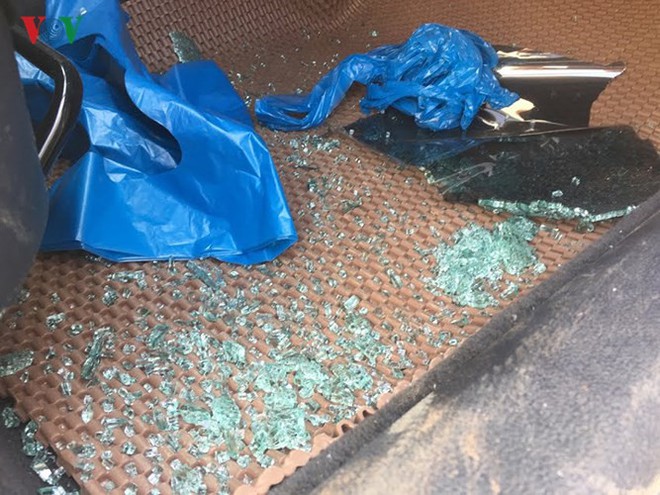 Nhiều cửa k&iacute;nh &ocirc; t&ocirc; v&agrave; nh&agrave; ri&ecirc;ng tại Sa Pa bị kẻ lạ đập vỡ - Ảnh 3.