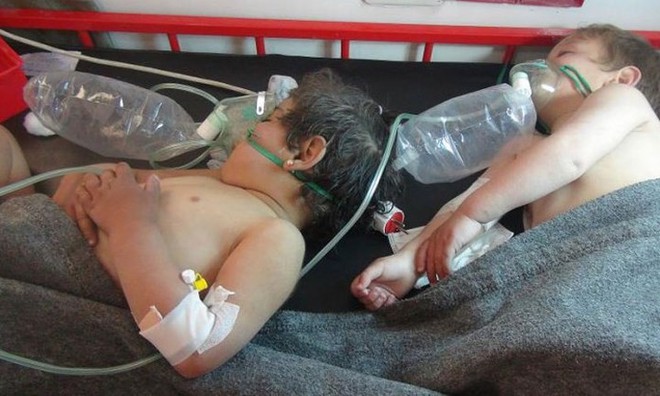 Hình ảnh kinh hoàng được cho là do tấn công hóa học ở Douma (Syria) - Ảnh 3.