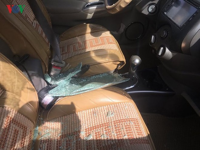 Nhiều cửa k&iacute;nh &ocirc; t&ocirc; v&agrave; nh&agrave; ri&ecirc;ng tại Sa Pa bị kẻ lạ đập vỡ - Ảnh 4.