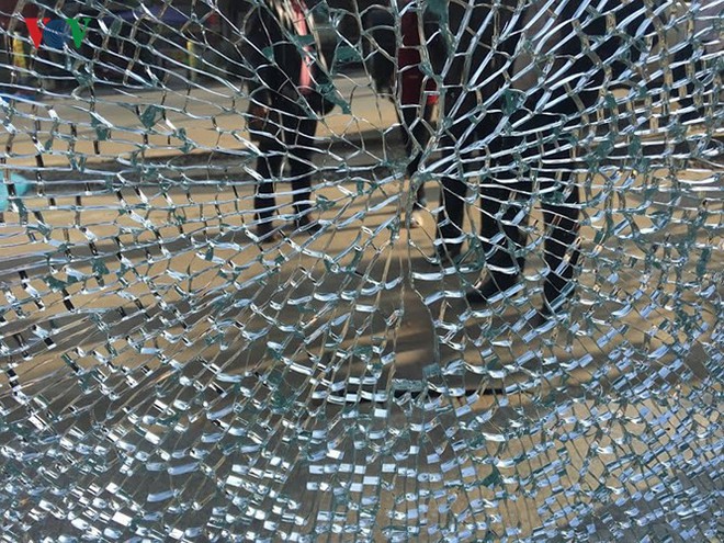 Nhiều cửa k&iacute;nh &ocirc; t&ocirc; v&agrave; nh&agrave; ri&ecirc;ng tại Sa Pa bị kẻ lạ đập vỡ - Ảnh 5.