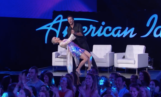 Cả gan h&aacute;t hit Hello trước mặt Lionel Richie, th&iacute; sinh American Idol v&atilde; mồ h&ocirc;i như tắm - Ảnh 10.