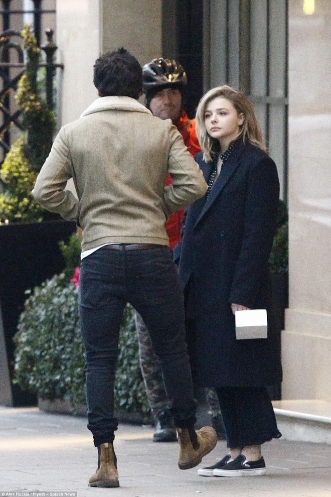 Hôn nhau trên phố, Brooklyn Beckham và Chloe Moretz dễ thương như đang quay phim tình cảm - Ảnh 3.