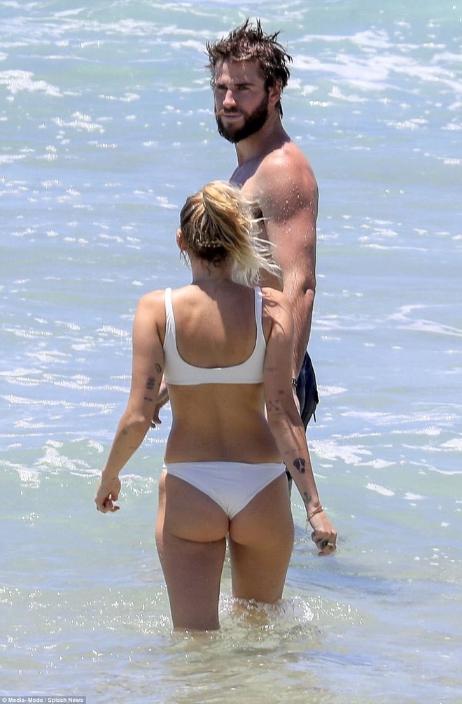 Miley Cyrus và Liam Hemsworth rủ nhau khoe body, nô đùa cực hạnh phúc trên bãi biển - Ảnh 6.