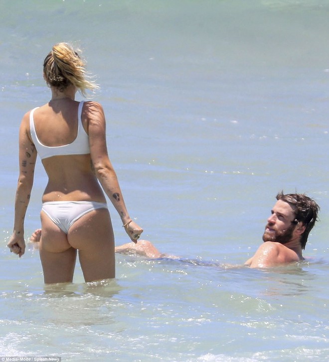 Miley Cyrus và Liam Hemsworth rủ nhau khoe body, nô đùa cực hạnh phúc trên bãi biển - Ảnh 15.