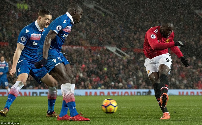 Man Utd thắng 3 sao, rút ngắn cách biệt với Man City xuống 12 điểm - Ảnh 8.