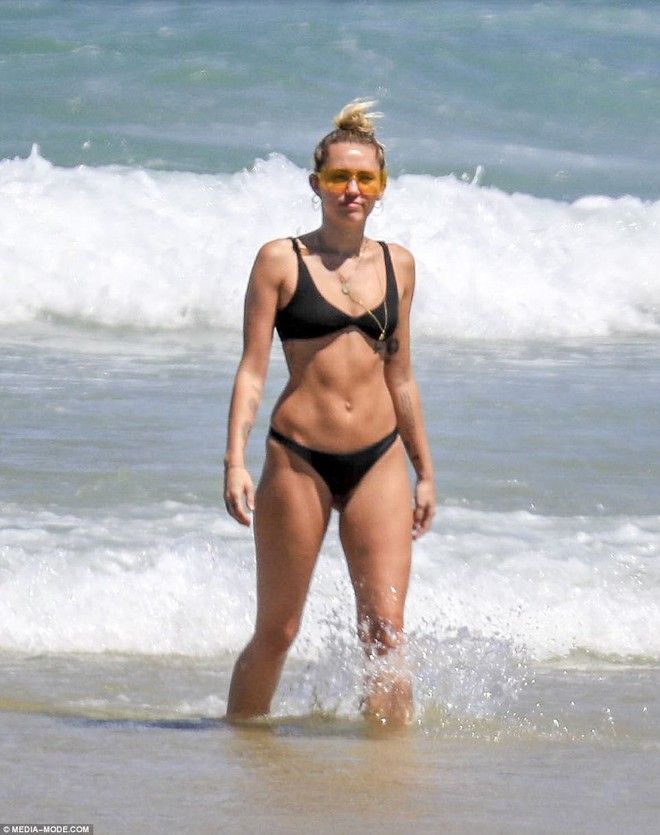 Yêu lại từ đầu với Liam, Miley Cyrus tăng cân và lộ eo ngấn mỡ khi mặc bikini - Ảnh 4.