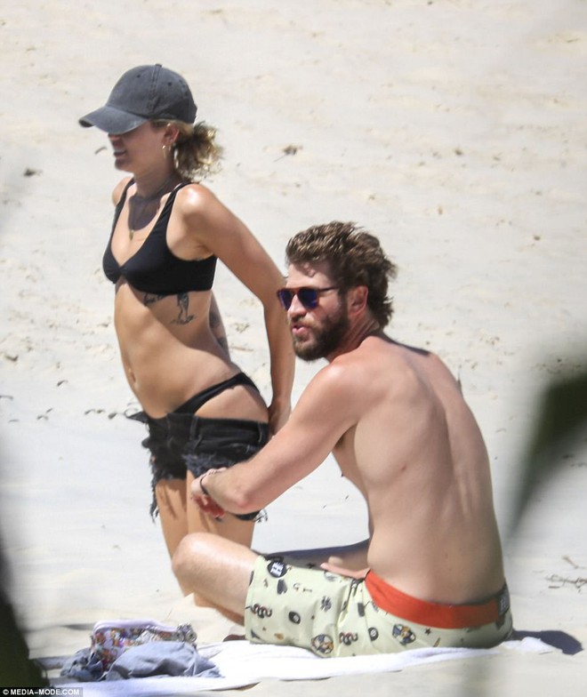 Yêu lại từ đầu với Liam, Miley Cyrus tăng cân và lộ eo ngấn mỡ khi mặc bikini - Ảnh 1.