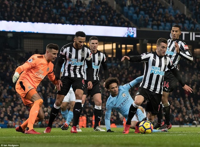 Aguero lập hat-trick, Man City tái lập khoảng cách 12 điểm với Man Utd - Ảnh 4.