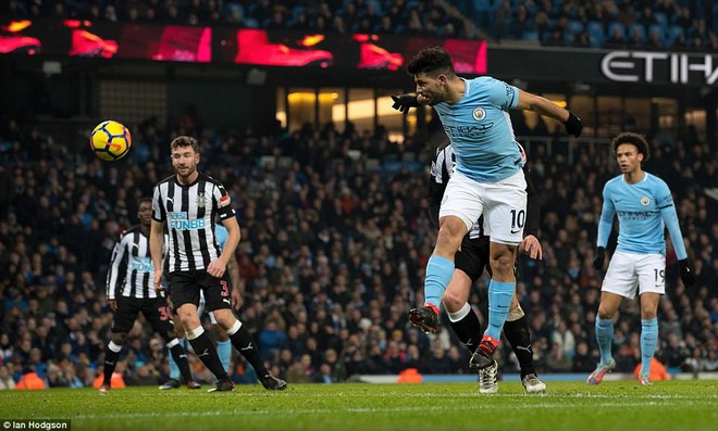 Aguero lập hat-trick, Man City tái lập khoảng cách 12 điểm với Man Utd - Ảnh 5.