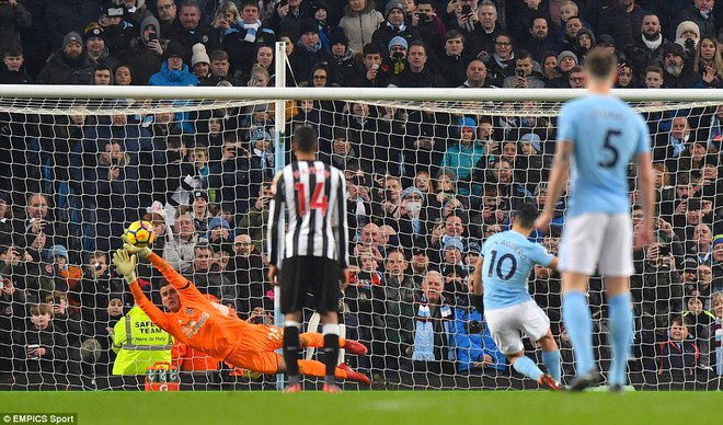 Aguero lập hat-trick, Man City tái lập khoảng cách 12 điểm với Man Utd - Ảnh 8.