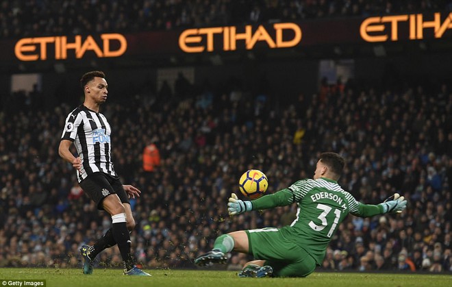 Aguero lập hat-trick, Man City tái lập khoảng cách 12 điểm với Man Utd - Ảnh 9.