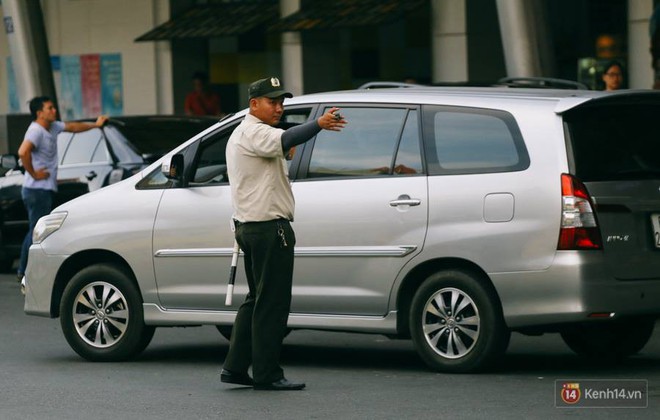 H&agrave;ng trăm h&agrave;nh kh&aacute;ch trở lại S&agrave;i G&ograve;n, chật vật đ&oacute;n taxi ở s&acirc;n bay T&acirc;n Sơn Nhất sau kỳ nghỉ 4 ng&agrave;y - Ảnh 19.