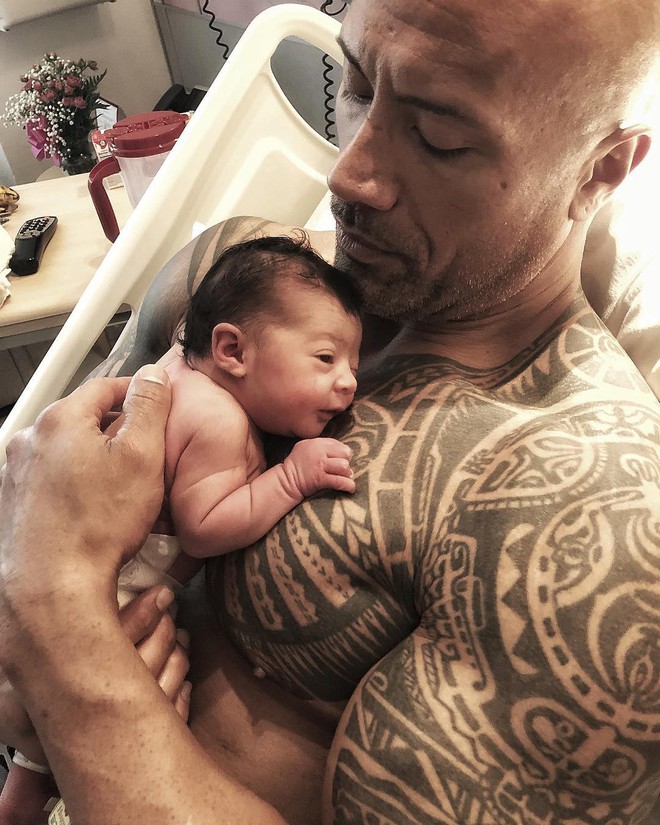 Đáng yêu như vậy bên con gái, nhưng khi có thêm bé trai thì Dwayne Johnson lại lầy không đỡ nổi! - Ảnh 1.