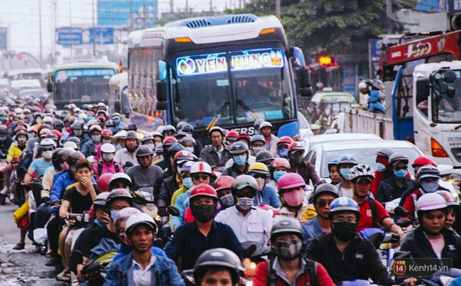 C&aacute;c cửa ng&otilde; về S&agrave;i G&ograve;n kẹt xe nghi&ecirc;m trọng sau kỳ nghỉ lễ, nh&acirc;n vi&ecirc;n đến tận nơi b&aacute;n v&eacute; cho kh&aacute;ch qua ph&agrave; - Ảnh 14.