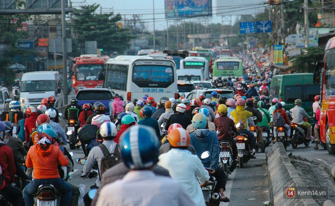 C&aacute;c cửa ng&otilde; về S&agrave;i G&ograve;n kẹt xe nghi&ecirc;m trọng sau kỳ nghỉ lễ, nh&acirc;n vi&ecirc;n đến tận nơi b&aacute;n v&eacute; cho kh&aacute;ch qua ph&agrave; - Ảnh 10.
