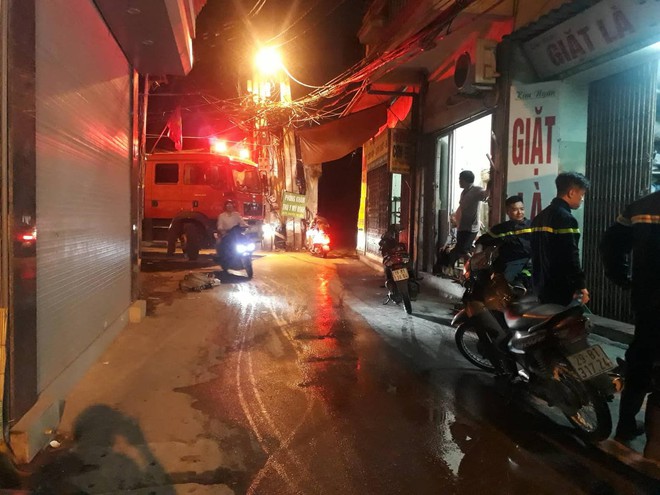 H&agrave; Nội: Kh&oacute;i lửa kh&eacute;t lẹt từ tiệm cắt t&oacute;c s&acirc;u trong hẻm khiến nhiều người d&acirc;n hoảng loạn - Ảnh 1.