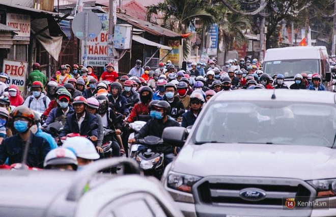 C&aacute;c cửa ng&otilde; về S&agrave;i G&ograve;n kẹt xe nghi&ecirc;m trọng sau kỳ nghỉ lễ, nh&acirc;n vi&ecirc;n đến tận nơi b&aacute;n v&eacute; cho kh&aacute;ch qua ph&agrave; - Ảnh 15.