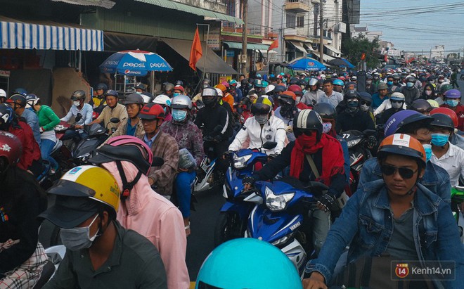 C&aacute;c cửa ng&otilde; về S&agrave;i G&ograve;n kẹt xe nghi&ecirc;m trọng sau kỳ nghỉ lễ, nh&acirc;n vi&ecirc;n đến tận nơi b&aacute;n v&eacute; cho kh&aacute;ch qua ph&agrave; - Ảnh 1.