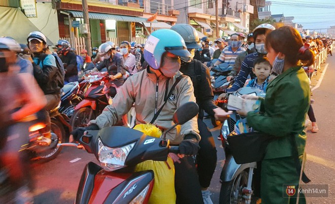 C&aacute;c cửa ng&otilde; về S&agrave;i G&ograve;n kẹt xe nghi&ecirc;m trọng sau kỳ nghỉ lễ, nh&acirc;n vi&ecirc;n đến tận nơi b&aacute;n v&eacute; cho kh&aacute;ch qua ph&agrave; - Ảnh 4.