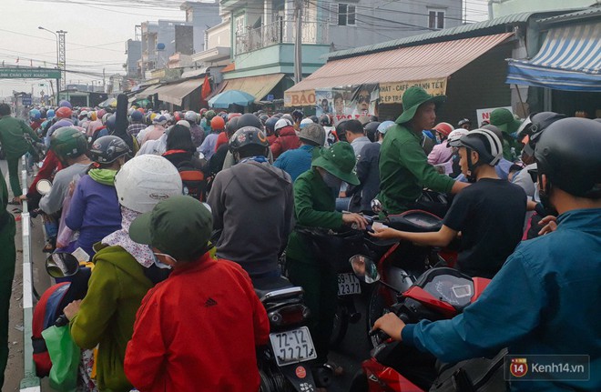 C&aacute;c cửa ng&otilde; về S&agrave;i G&ograve;n kẹt xe nghi&ecirc;m trọng sau kỳ nghỉ lễ, nh&acirc;n vi&ecirc;n đến tận nơi b&aacute;n v&eacute; cho kh&aacute;ch qua ph&agrave; - Ảnh 3.
