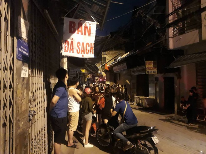 H&agrave; Nội: Kh&oacute;i lửa kh&eacute;t lẹt từ tiệm cắt t&oacute;c s&acirc;u trong hẻm khiến nhiều người d&acirc;n hoảng loạn - Ảnh 2.