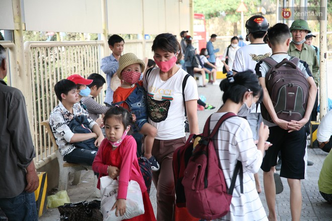 Ch&ugrave;m ảnh: Người d&acirc;n lỉnh kỉnh đồ đạc, đưa theo con nhỏ trở lại th&agrave;nh phố sau kỳ nghỉ lễ dưới c&aacute;i n&oacute;ng oi bức - Ảnh 2.